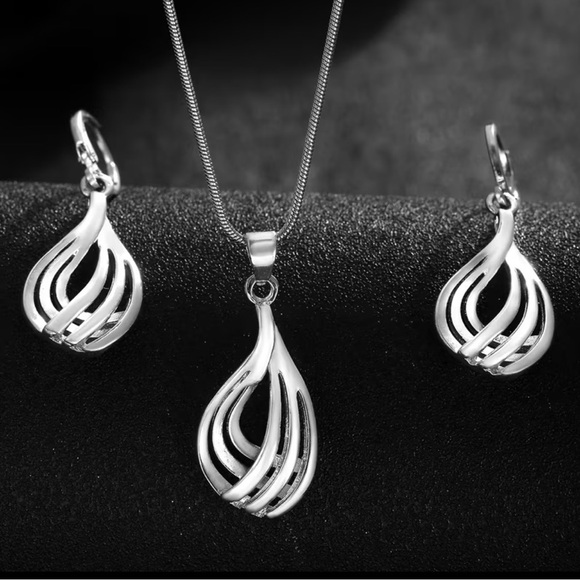 Jewelry - Elegant Necklace and Earring Jewelry Set